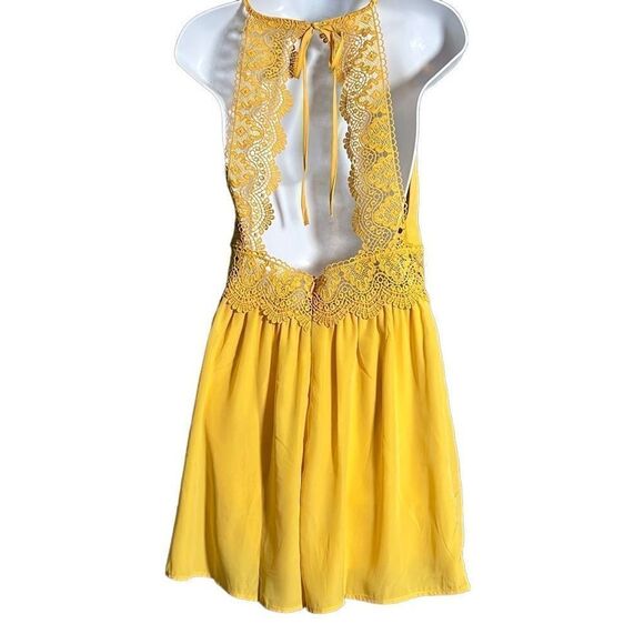 Love Tree Women's Sleeveless Crochet Open Back Yellow Romper Size S NWT - Picture 2 of 13